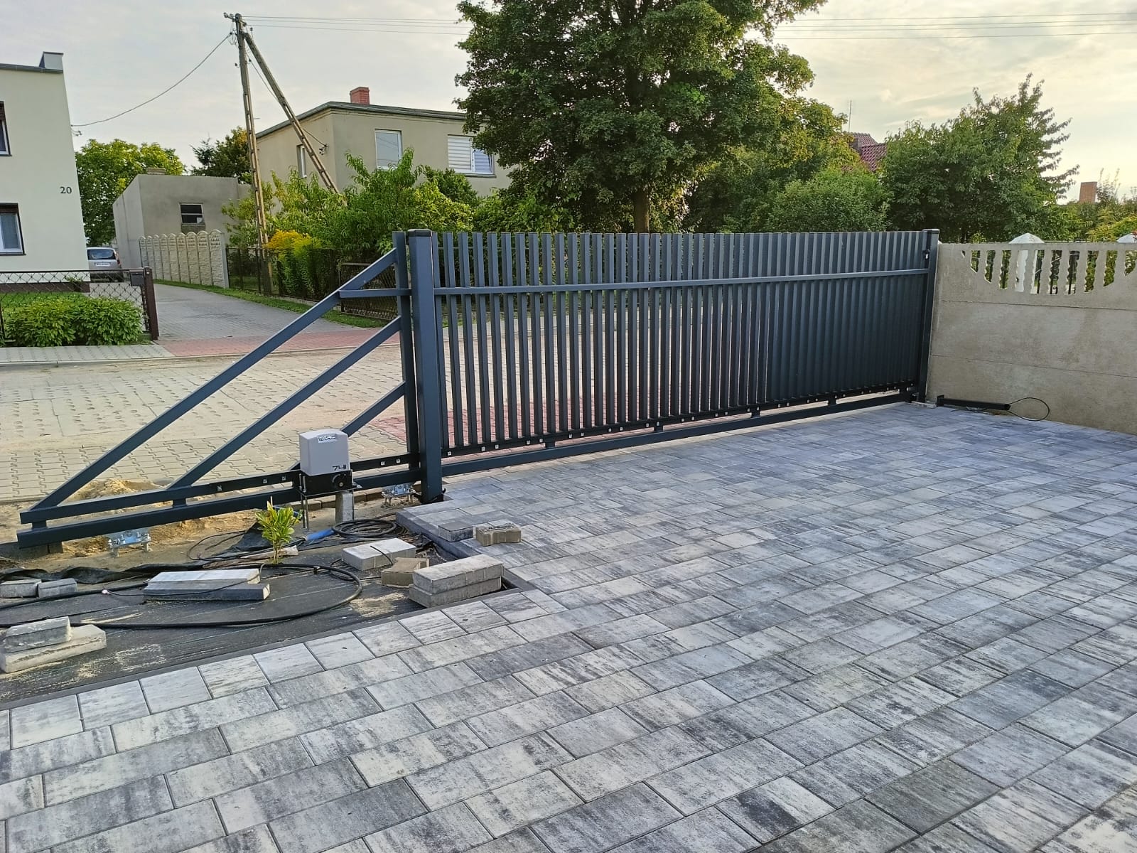 Ogrodzenie grzebieniowe producent – aluminium lub stal, kolor RAL, profile i odstępy na wymiar